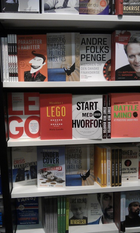 På vej til flyet og brug for læsestof? Lobbyistens Lommebog fås i Københavns Lufthavn, november 2013