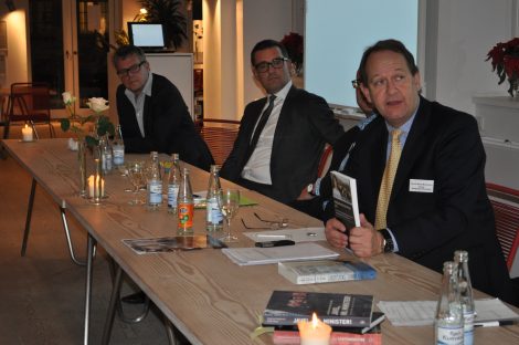 Henrik Bach Mortensen fra DA nævner eksempler på indflydelse i EU, mens panelet lytter. Foto: Lisbeth Eckhardt-Hansen, DKF